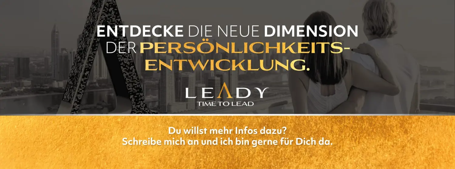 Zeigen Sie handgeschnittenes Holz Kundenbetreuung und Unterstützung hilft Kunden, ein Hindernis zu überwinden.  