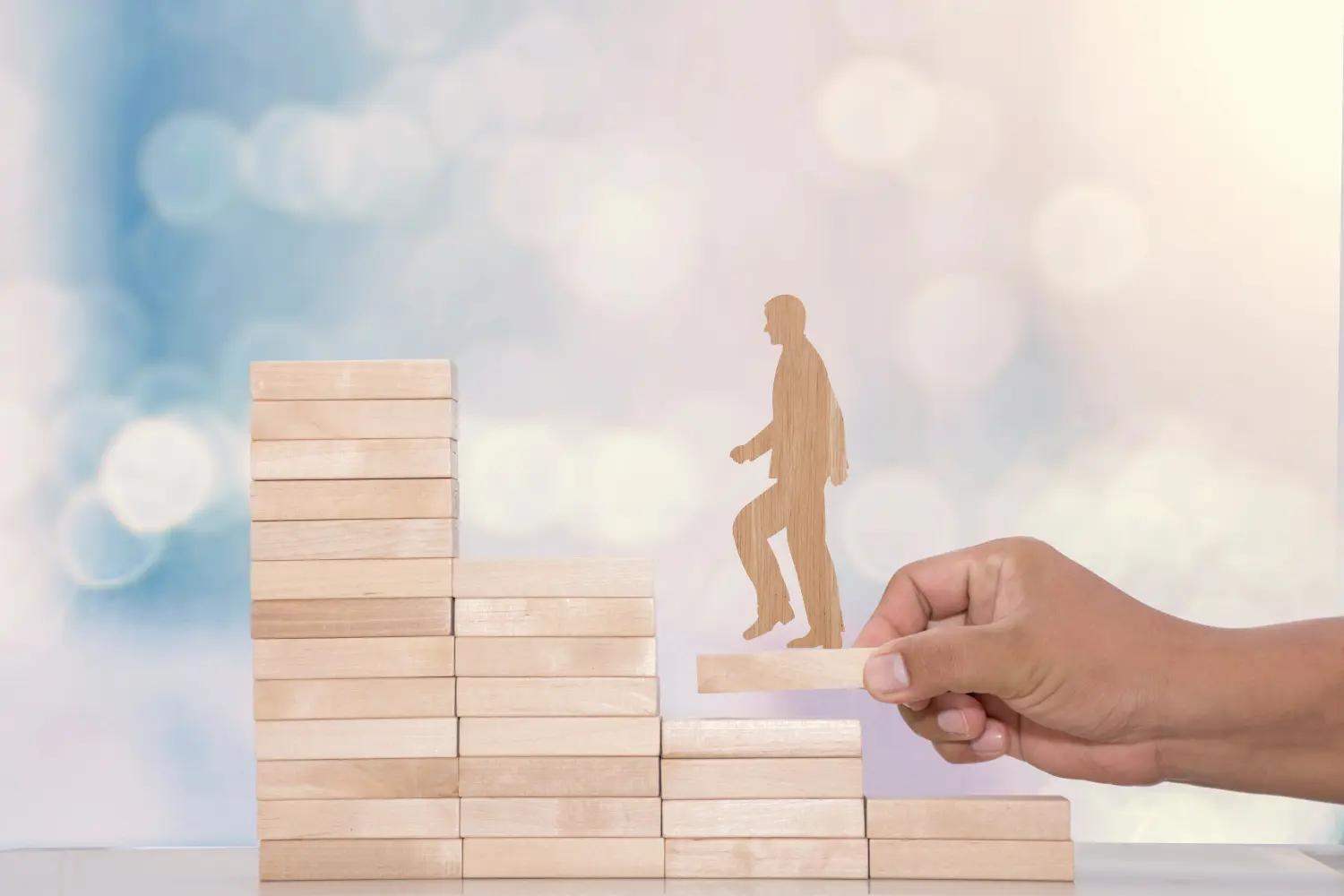 Zeigen Sie handgeschnittenes Holz Kundenbetreuung und Unterstützung hilft Kunden, ein Hindernis zu überwinden.