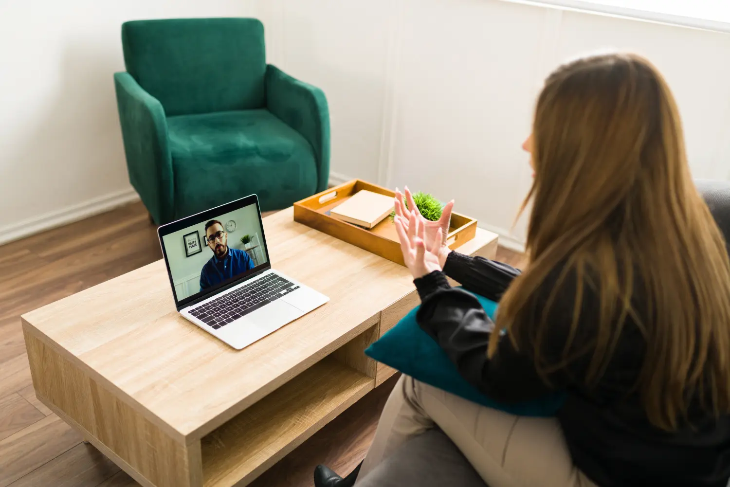 Gestresste Frau im Gespräch mit einem virtuellen Therapeuten 