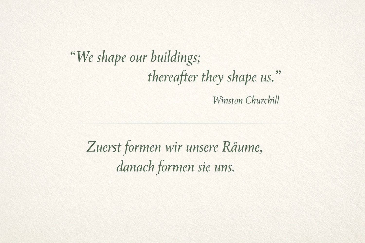 Glückliche Frau springt und genießt das Leben bei Sonnenuntergang in den Bergen.